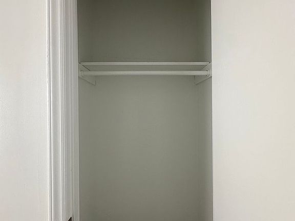 4th image of 320 Myrtlewood Cir