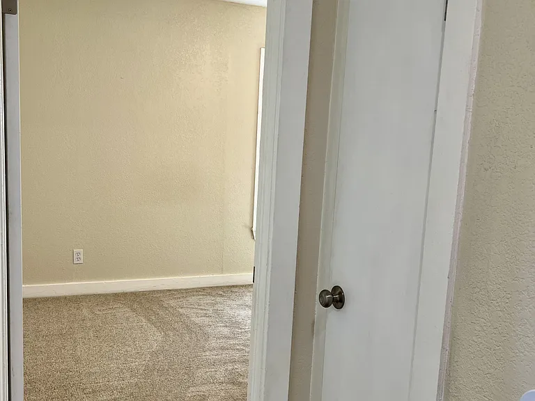 1036 N Madison Ave — Photo 17