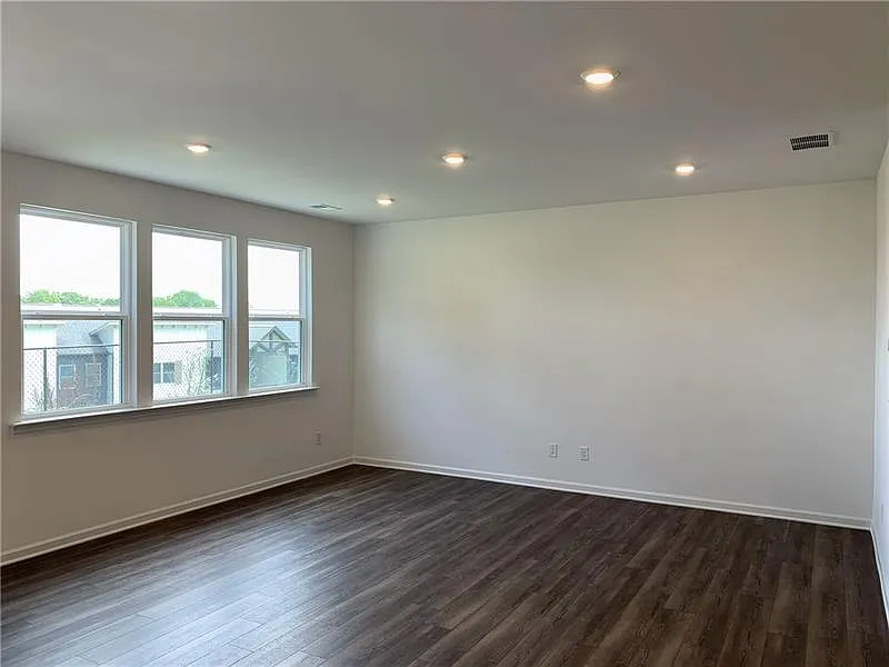 3 bed, 1831 sqft, $2,000 — Photo 3
