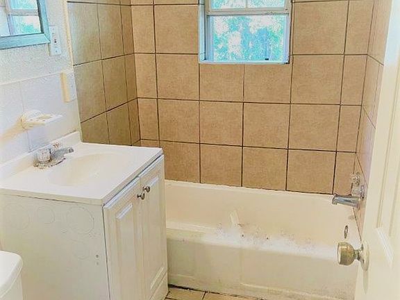 4th image of 409-411 E Babb Dr