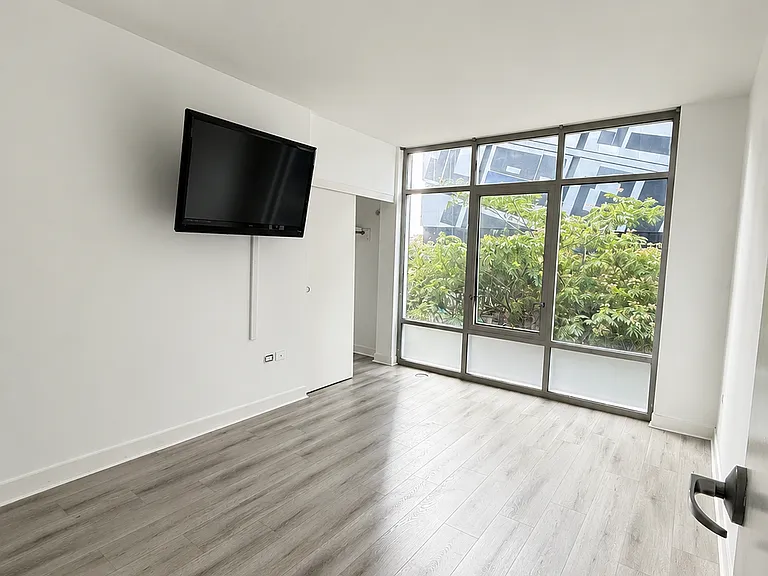 425 W Beech St #208 — Photo 15