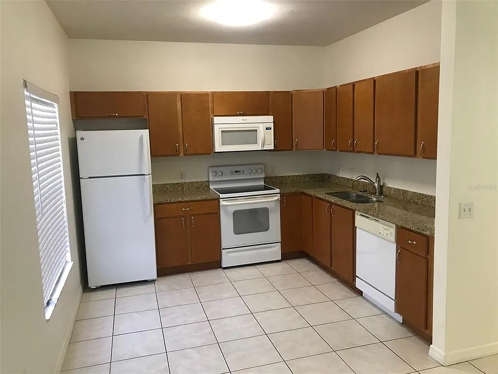 3 bed, 2.5 bath, 1282 sqft, $2,195 — Photo 2