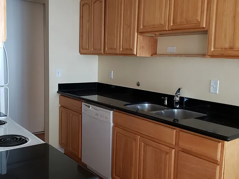 1001 Taylor Ave N — Photo 4