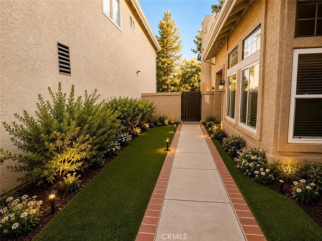 4 bed, 2.5 bath, 1865 sqft, $4,950 — Photo 2