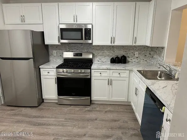 204 Forsythia Ln, Englishtown, NJ 07726