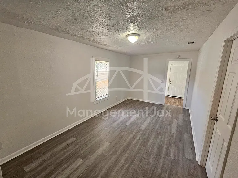 2210 Pullman Ave — Photo 10