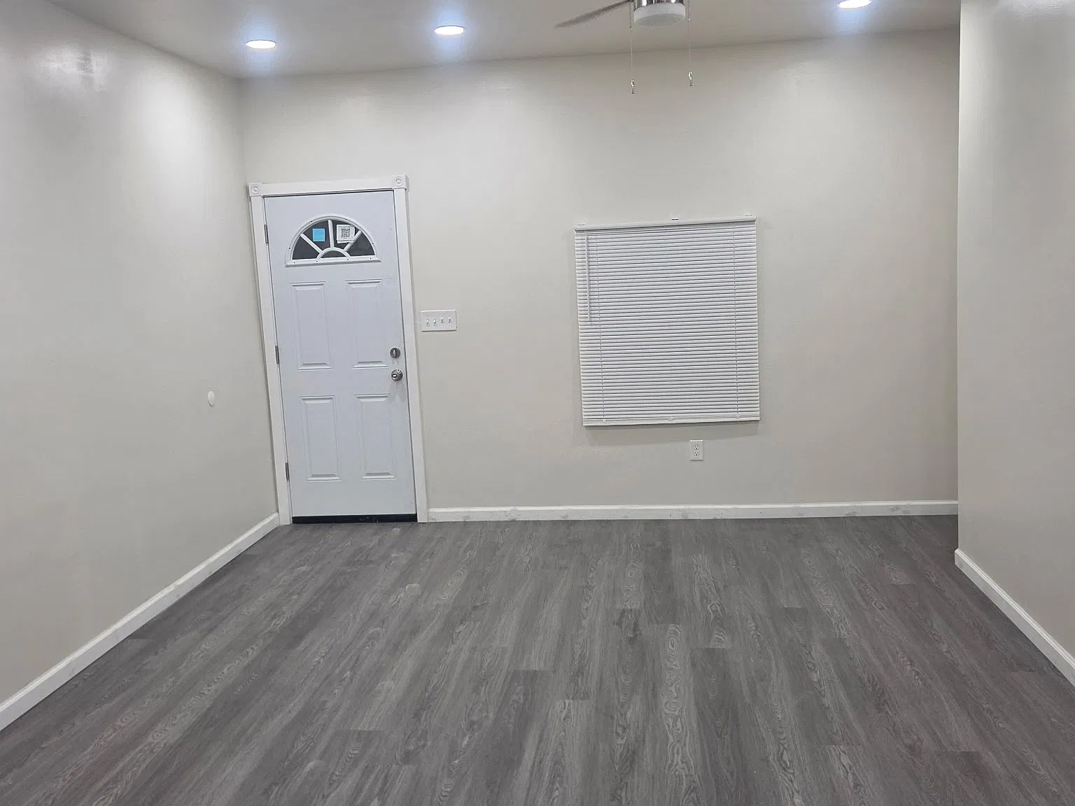 3 bed, 2.5 bath, 1324 sqft, $2,000 — Photo 2