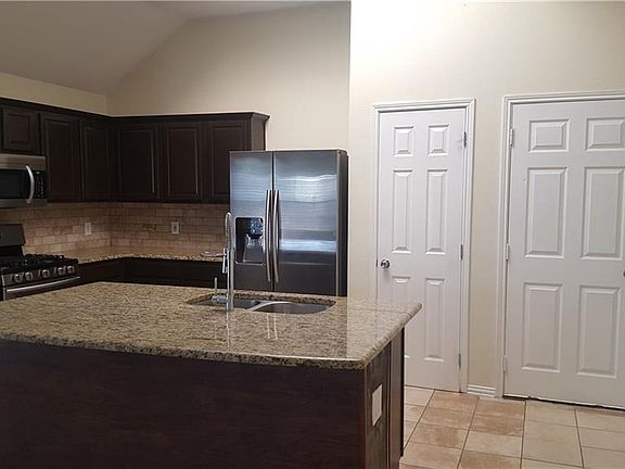 3rd image of 2816 Park Place Dr