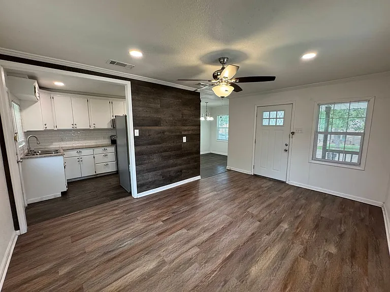 1410 E Barton Ave — Photo 4