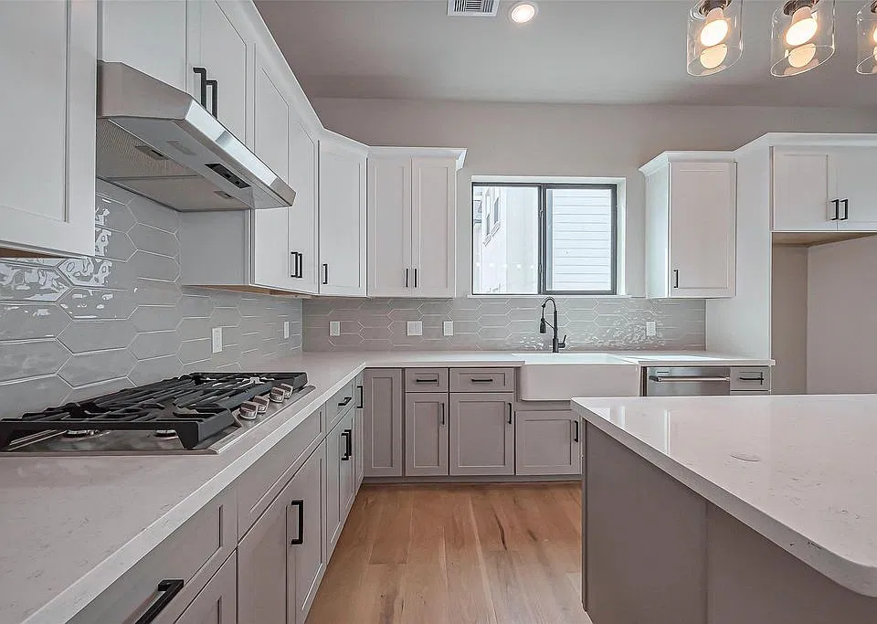 1222 W 24th St
