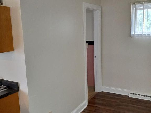 4th image of 121 Fullmer St #8