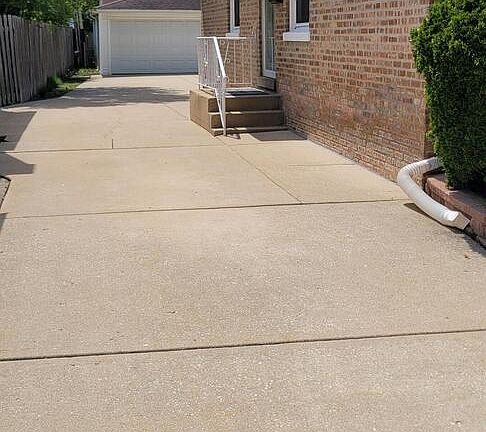 4th image of 2067 Sherwin Ave