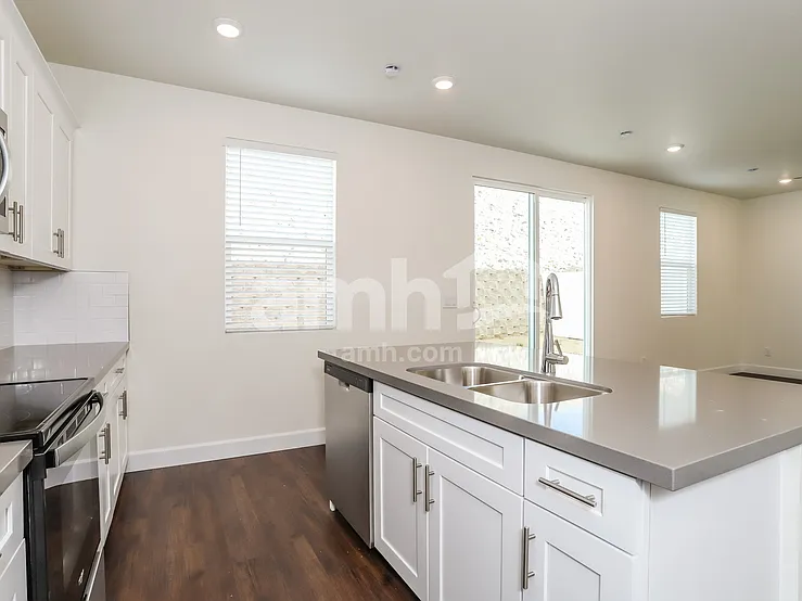 4 bed, 2.5 bath, 1837 sqft, $3,240 — Photo 3