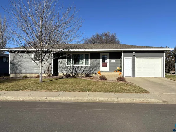335 E 9th St, Miller, SD 57362