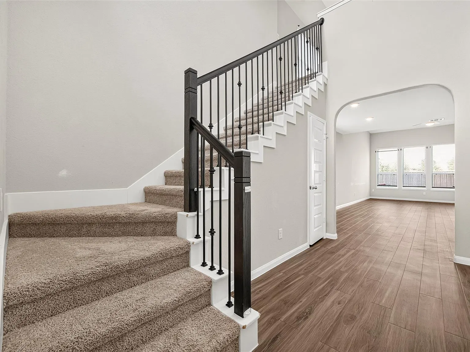 4 bed, 2.5 bath, 2127 sqft, $2,550 — Photo 2