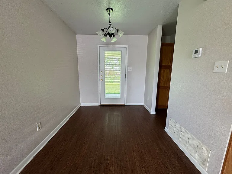 1210 Monroe Lp — Photo 8