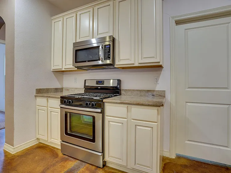 617 E Worth St — Photo 8