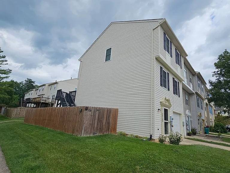 20140 Daniels Cir — Photo 2