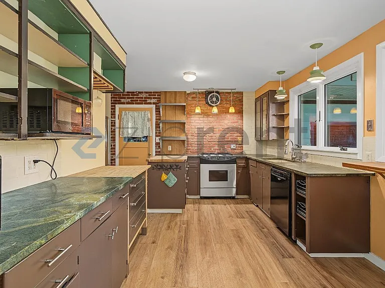 920 SW Stephenson Ct — Photo 15