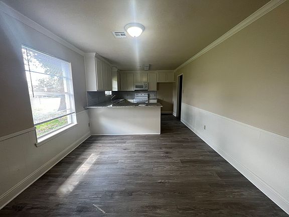 3rd image of 201 Topeka Dr