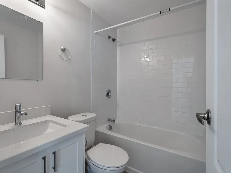2194 King St E #106 — Photo 7