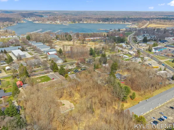 387 & 389 W Fremont St, Douglas, MI 49406