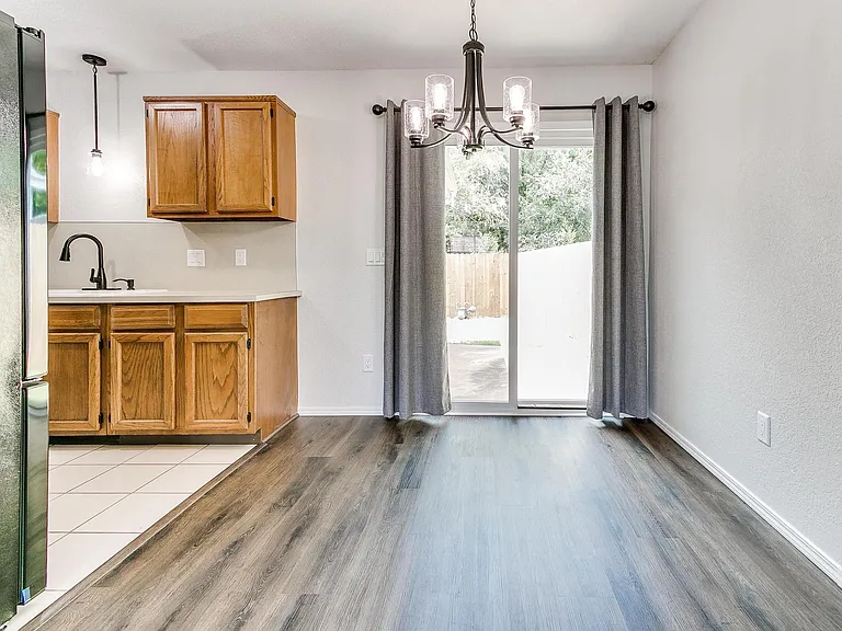 425 Dauphin Ave — Photo 5