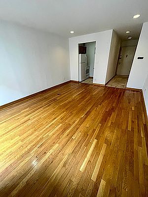 4th image of 370 W 30th St APT 8C