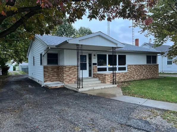 826 N Springfield St, Virden, IL 62690
