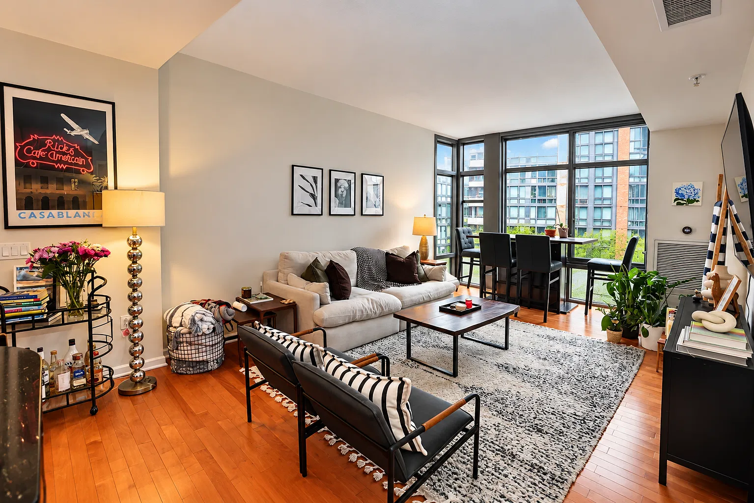 2 bed, 1046 sqft, $4,100 — Photo 4