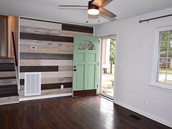 Entry / Livingroom