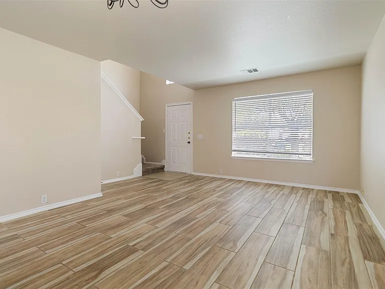 401 Spruce Dr — Photo 4
