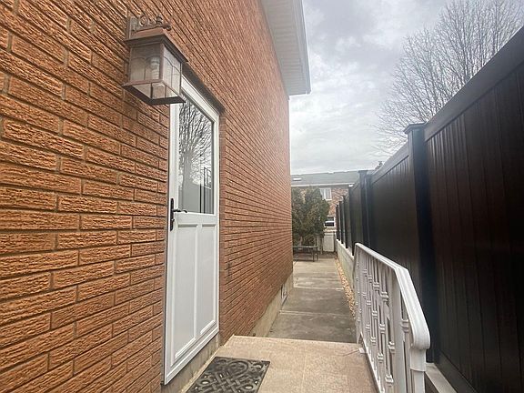4th image of 963 Edgegrove Ave #2