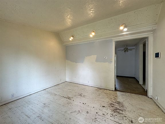 4th image of 273 Baltimore St