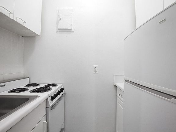 4th image of 208 W 23rd St APT 911