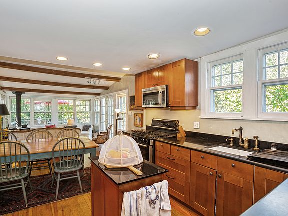4th image of 49 Bayview Ave