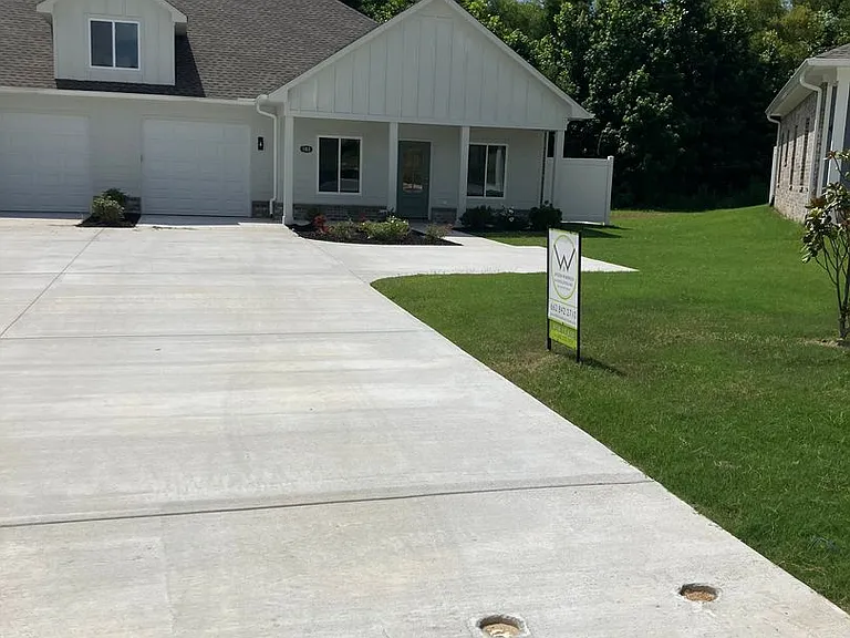 183 Willowbrook Dr — Photo 1