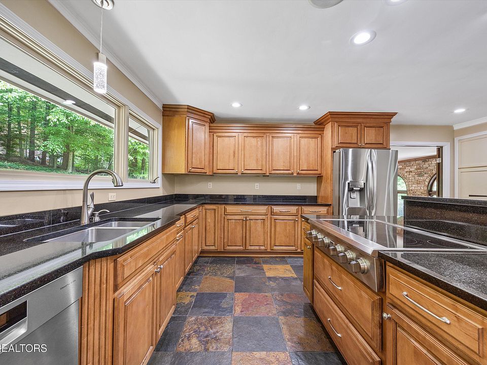 13th image of 3521 Montlake Dr