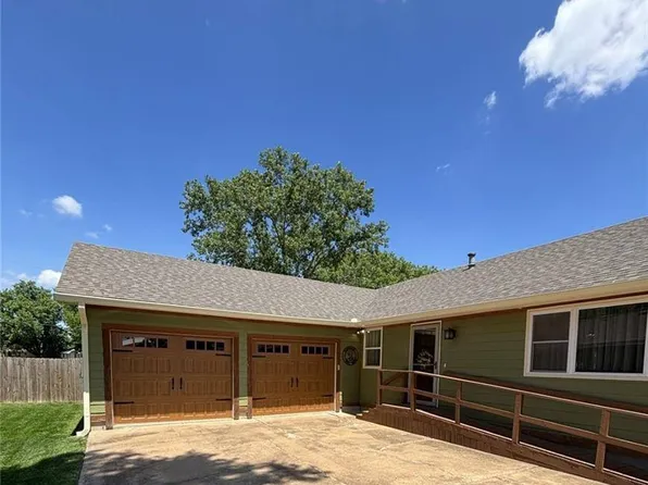 1205 W 14th Street Ct, Chanute, KS 66720