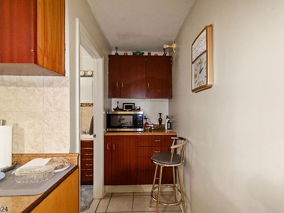 4th image of 48 Cedarhurst Ave