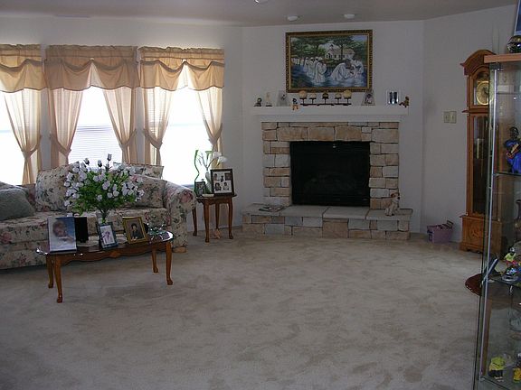 Greatroom w/ fireplace