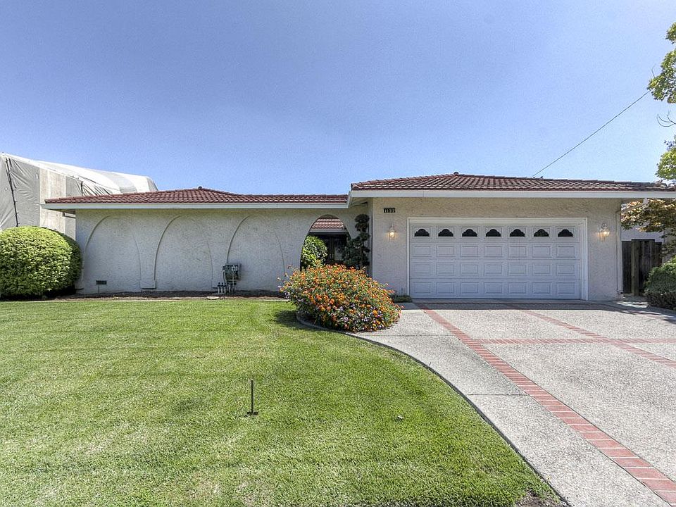 1st image of 1132 Yorkshire Dr