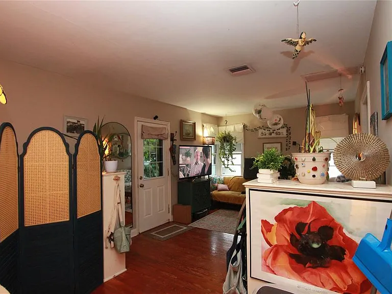 415 E Gore St — Photo 9