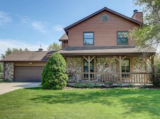 8509 W Beacon Hill Dr, Franklin, WI 53132
