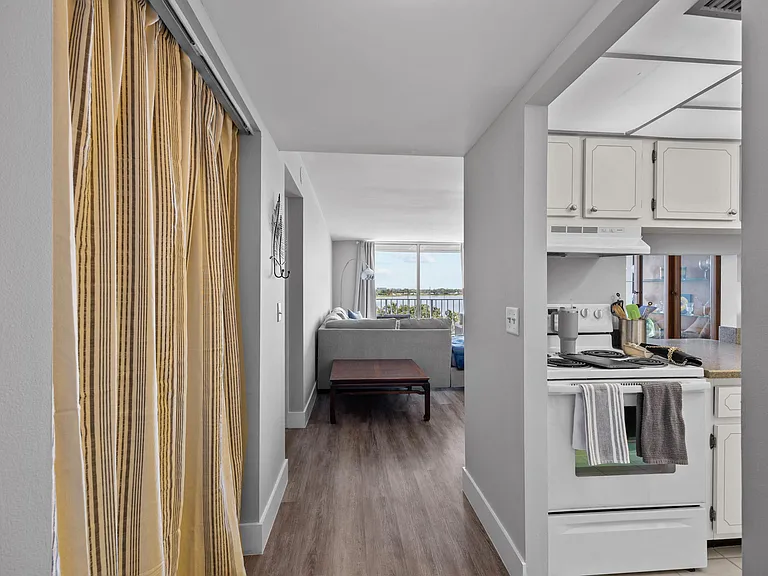 470 Executive Center Dr #5B — Photo 13