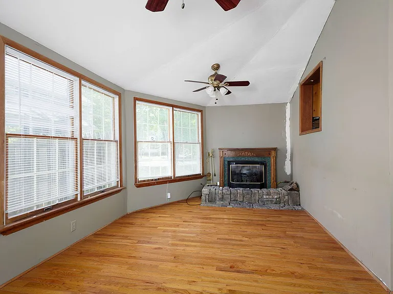 427 Flower Ave E — Photo 29