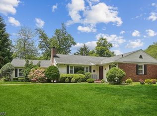 217 Robin Hood Rd, Mountainside, NJ 07092