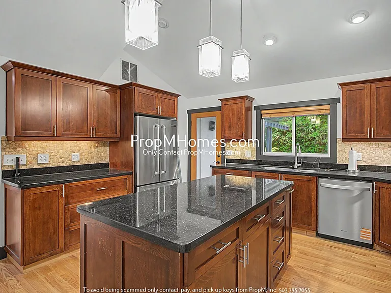 1112 Erickson St — Photo 7