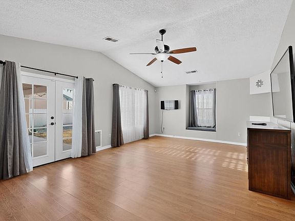 4th image of 8 Hale Ct