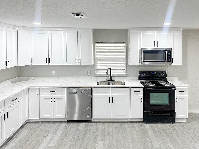 1015 Maplewood Dr — Photo 3